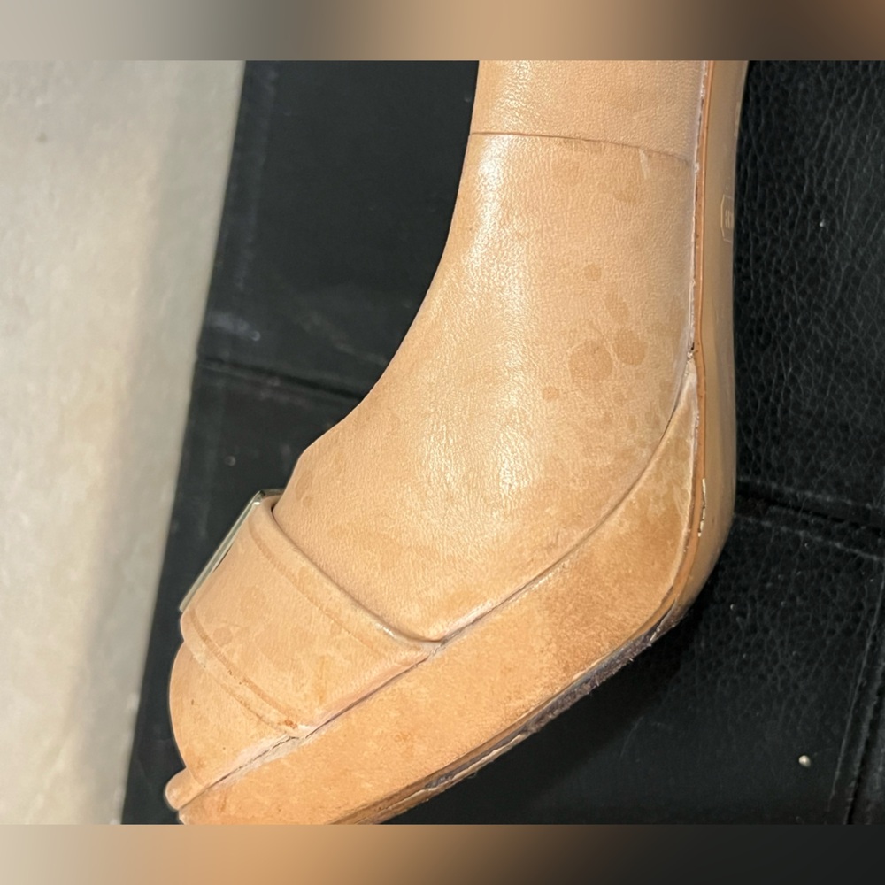 Ladies leather Coach 4 inch beige peep toe pumps w gold logo buckle - Picture 12 of 12